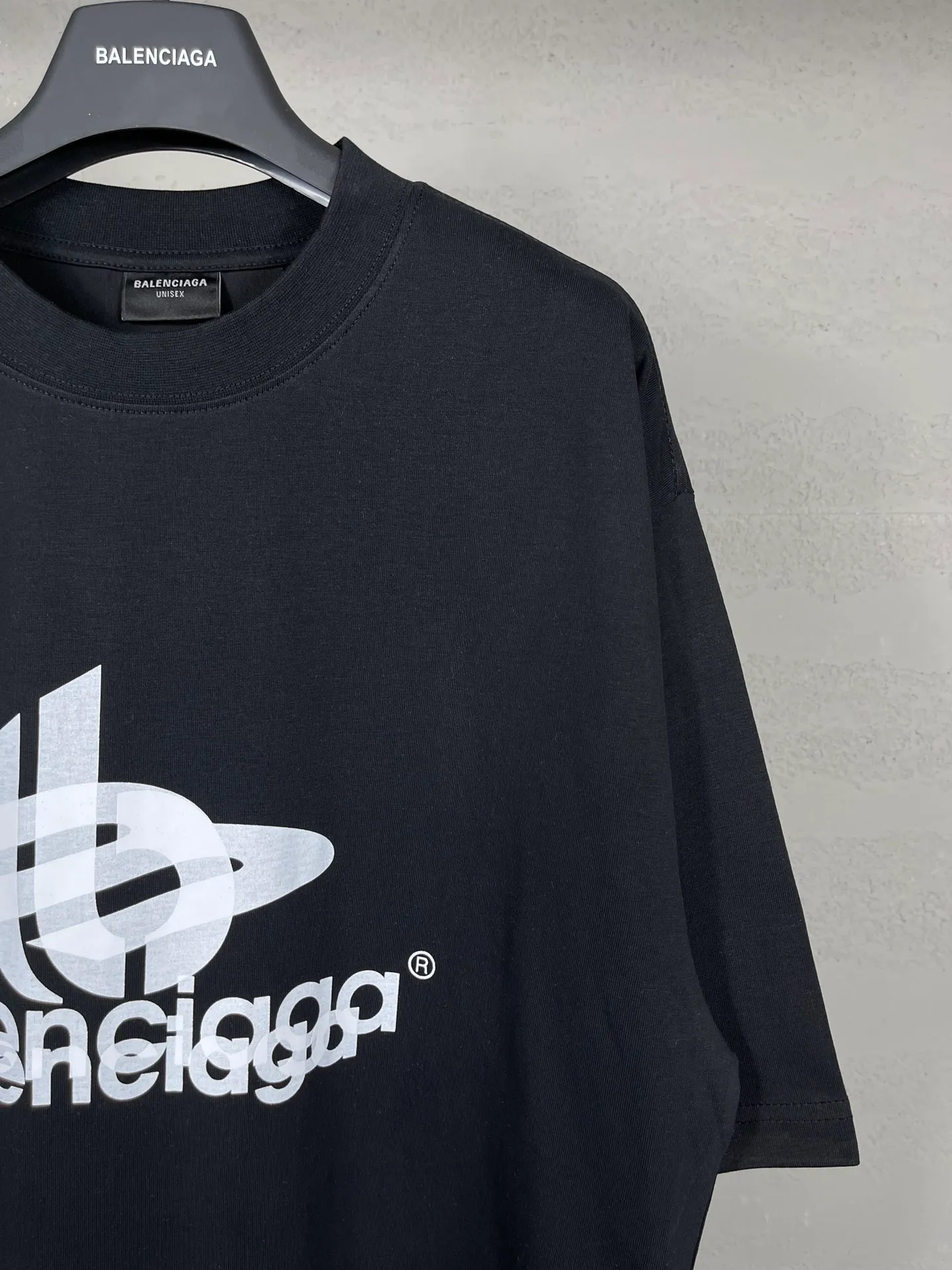 【 . Quality】BALENCI*GA/ .2024New Arrival. LOGOClassic T . . Authentic ， ！ ZP . 260 ， . ， ，。 。Classic ，LOGO ， ， 。 . ， ， ， OS . Same Style ：BL 223213 ：Black，White， Size：XS L